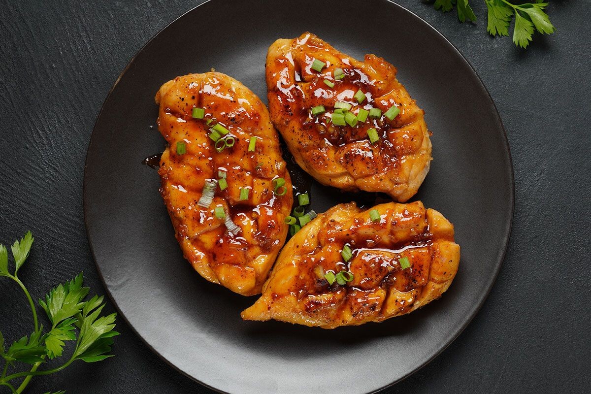 Мед и соевый соус создают идеальный баланс сладкого и соленого. Источник: Shutterstock📷
