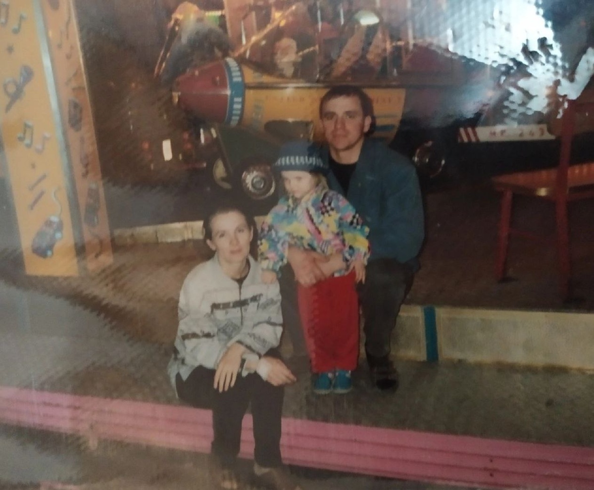 Семейный архив: я с родителями в парке атракционов в Германии. Очень устали. На втором фото видно как меня выматывает социум)))