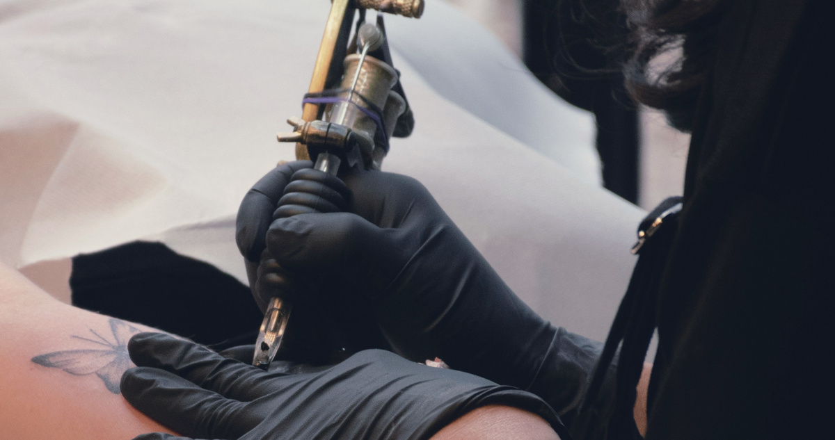 Процесс нанесения тату.