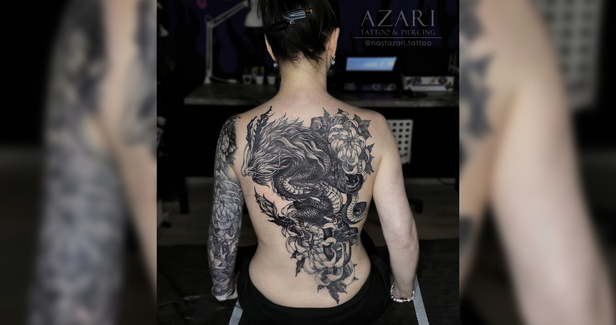 Масштабная ч/б татуировка в неояпонском стиле во всю спину. Мастер: Анастасия Азари.