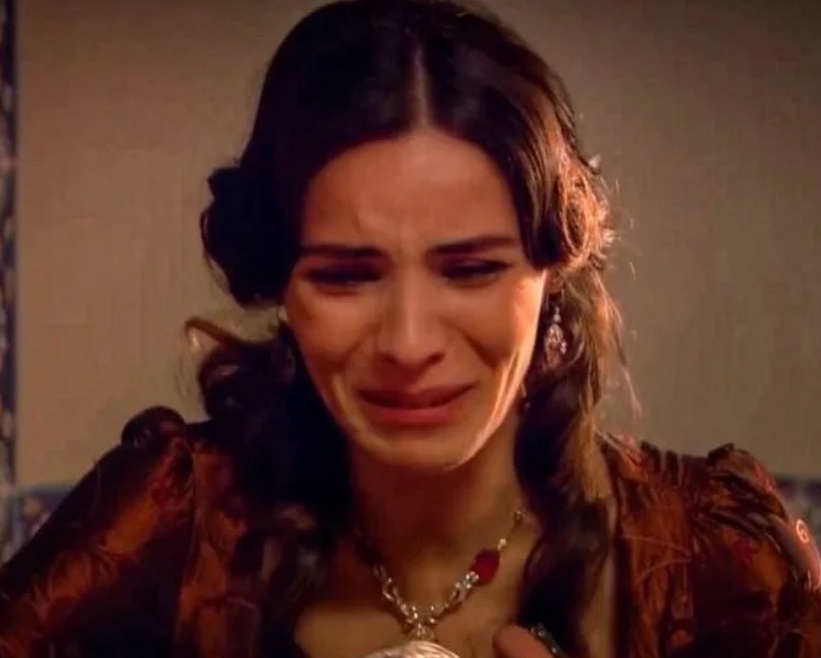 Махидевран рыдала в своих покоях