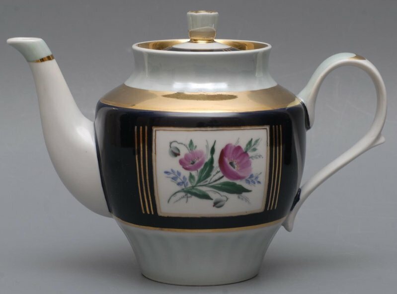 Алексей Карпов (роспись). Анатолий Рыжков (форма «Русское поле»). Чайник из сервиза «Маков цвет». 1988. Дулёво. Высота 15,5 см. Государственный Владимиро-Суздальский историко-архитектурный и художественный музей-заповедник / ФФ-1897. Госкаталог: 2373656. 