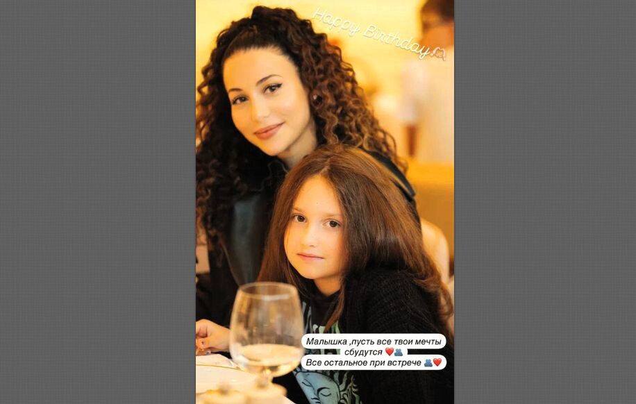 Зепюр нежно поздравила Мию, пообещала подарок при встрече