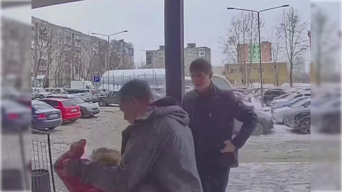 Отчим в полураздетом виде выскочил из квартиры и погнался за пасынком. Фото: кадр из видео