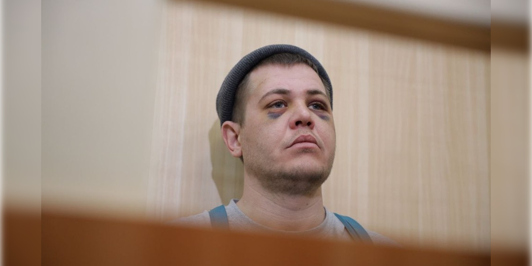 «Отпустите. Деньги есть»: отчим мальчика, спасавшегося на улице от побоев, явился на суд с синяками