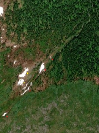 Эта почти прямая диагональ - Четвертый приток Лозьвы от истока. Красные точки - это наледи, жёлтые - нерастаявшие сугробы под каменной грядой. Скрин автора.