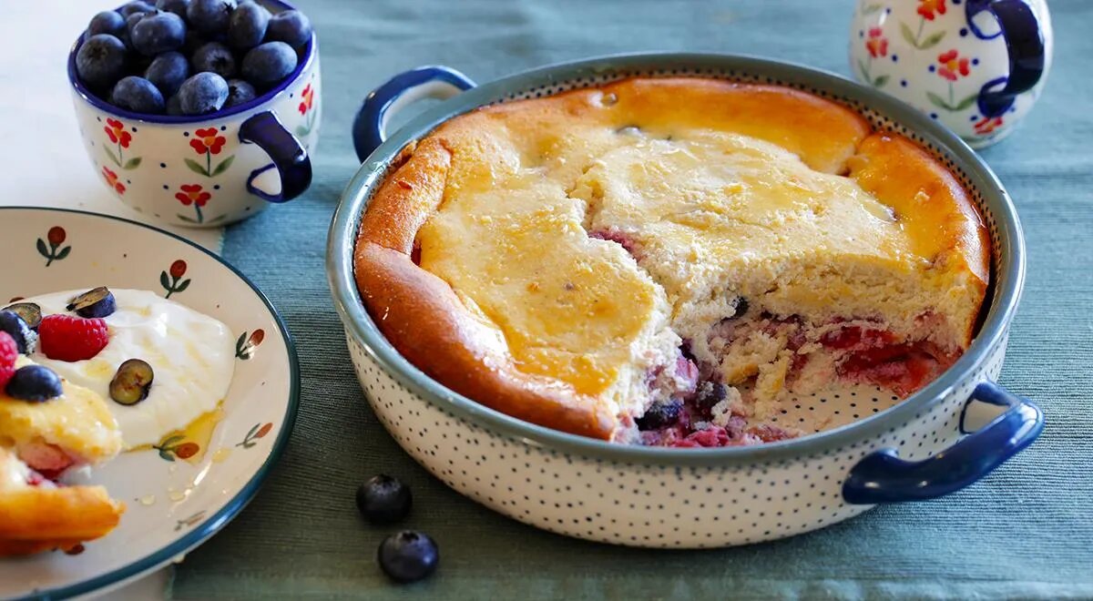   Творожная запеканка без муки с ягодами (ООО «Издательский дом «Гастроном»)