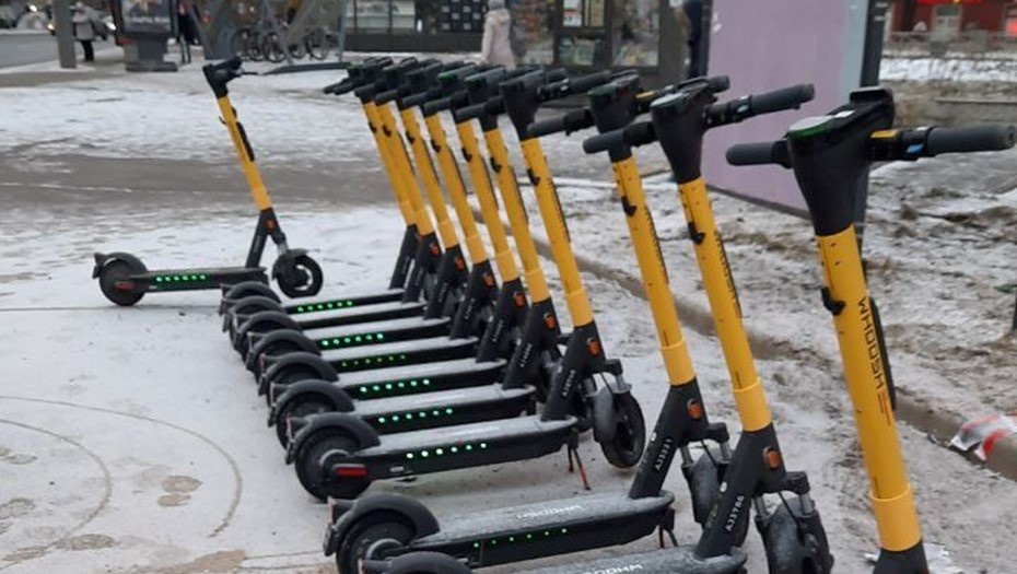    Кикшеринговые электросамокаты в Петербурге ранней весной 2025 года. Автор фото: Пресс-служба комитета по транспорту Петербурга