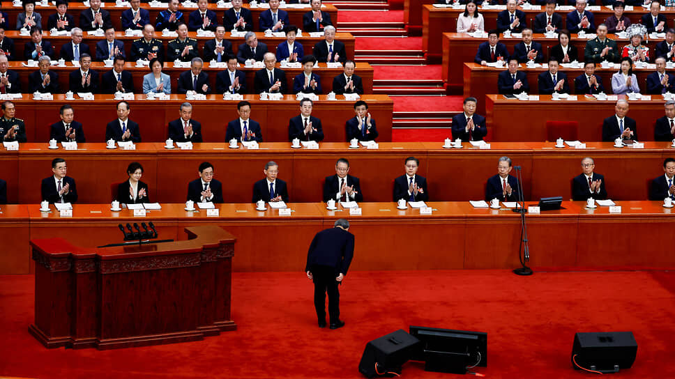 Премьер Госсовета КНР Ли Цян представил отчет о работе правительства на ежегодной сессии Всекитайского совета народных представителей (ВСНП).📷Фото: Tingshu Wang / Reuters