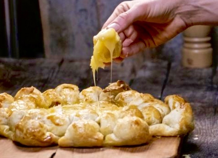 Закусочный пирог с сыром камамбер.