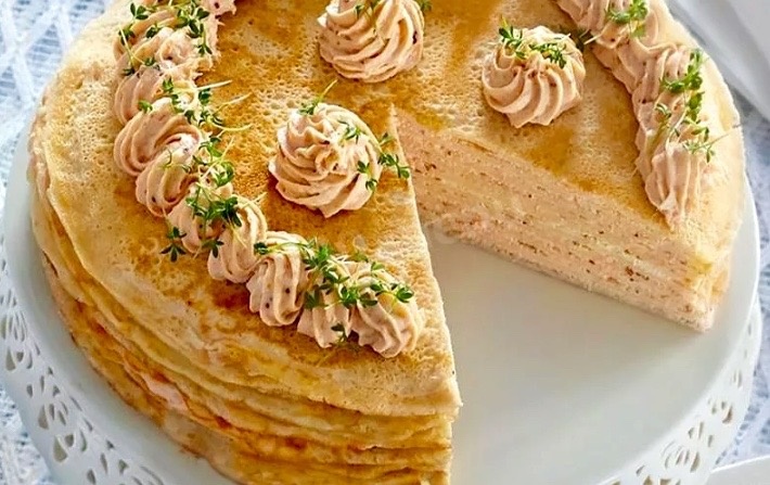 Блинный пирог с рыбным муссом.