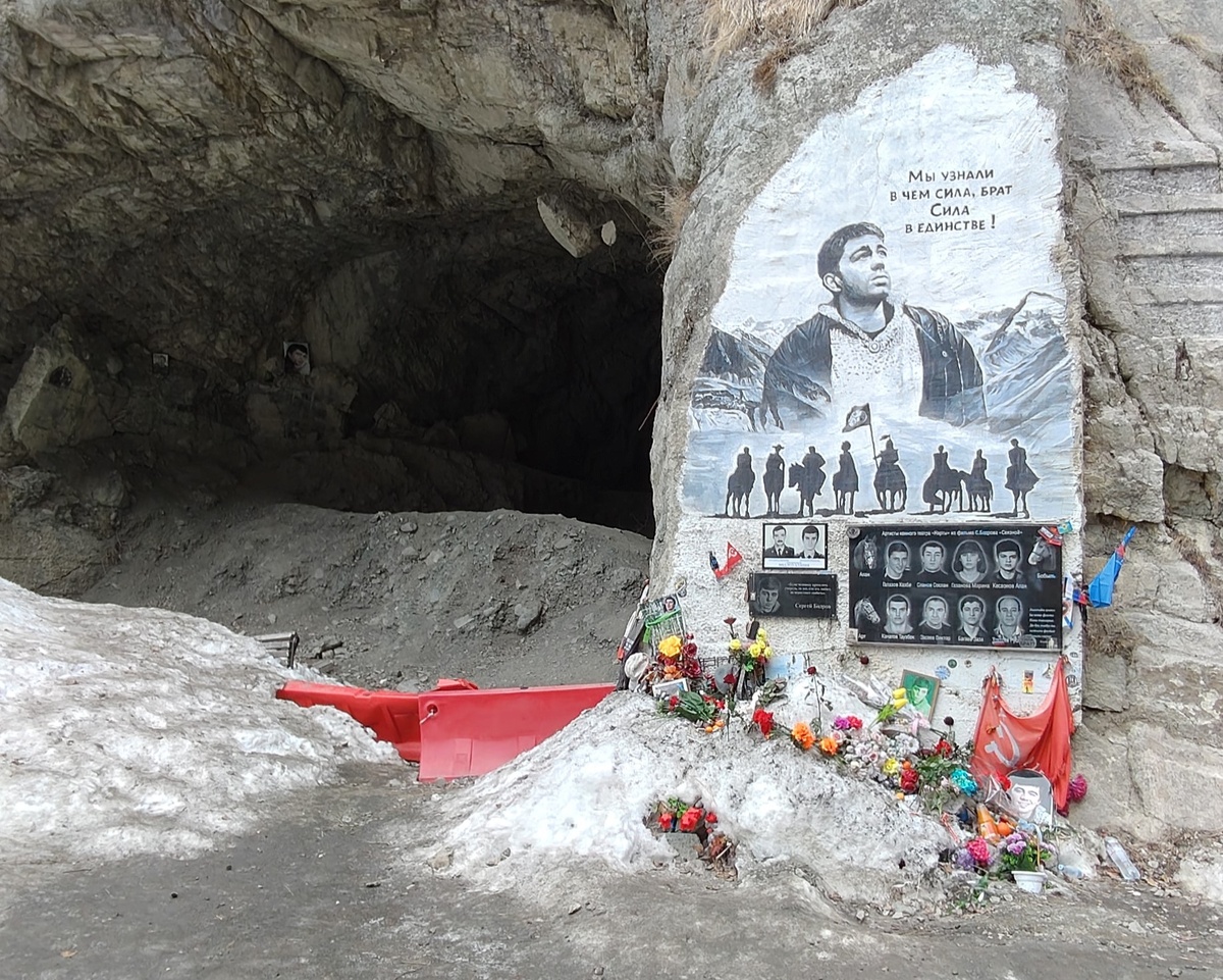 Мемориал съемочной группе С.Бодрова в Кармадонском ущелье