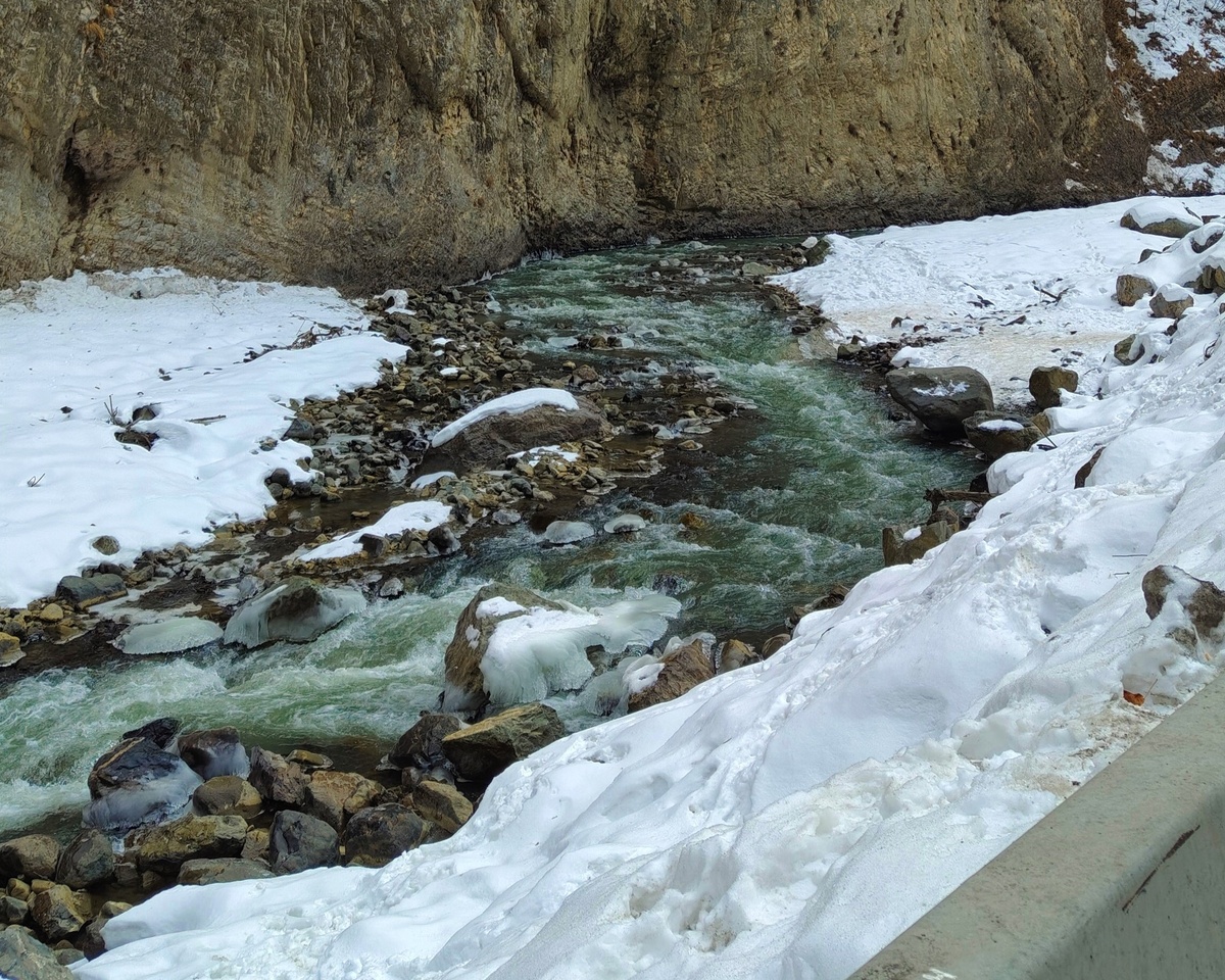 Видите горизональные полосы на скале - это следы от схода ледника