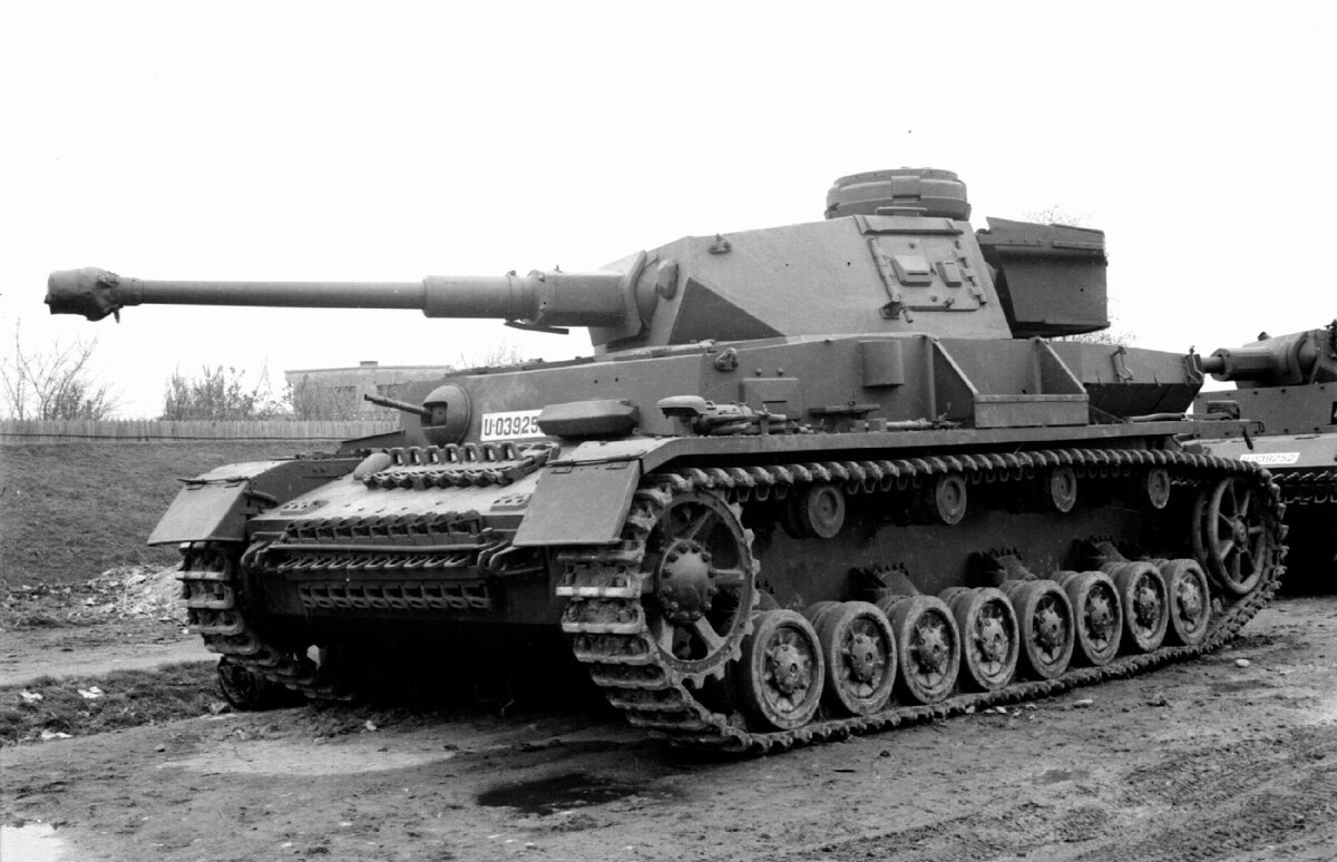Pz.Kpfw IV уже удлинённым стволом  Kw.K 40