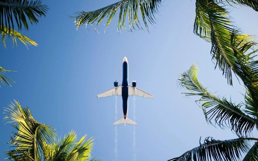 
Самолёт, уносящий счастливчиков на отдых