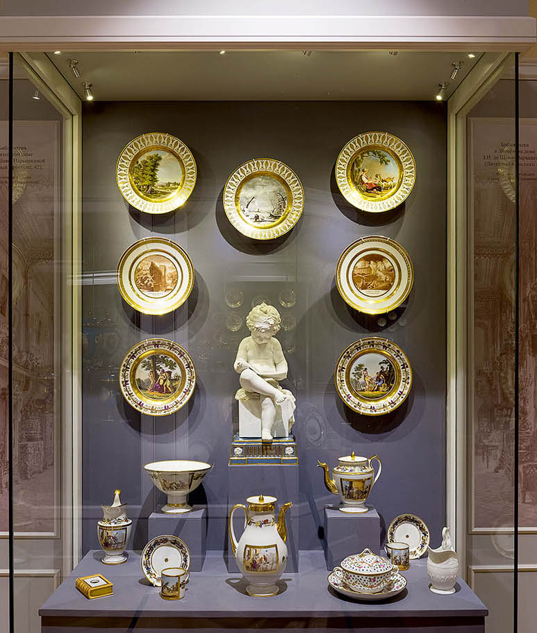 Фрагмент экспозиции выставки «Отражение изысканного вкуса. Фарфор из собрания князей Юсуповых». Витрина с фарфором парижских заводов. Конец XVIII – начало XIX века. Музей-усадьба «Архангельское»