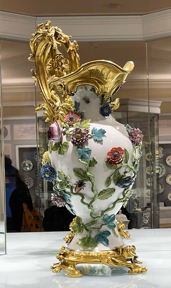 Ваза-кувшин из каминного гарнитура. Германия, Саксония. Мейсенская фарфоровая мануфактура. Около 1760 года. Фарфор; роспись надглазурная,позолота; оправа – золочёная бронза. 58х36. © Государственный Эрмитаж. Санкт-Петербург