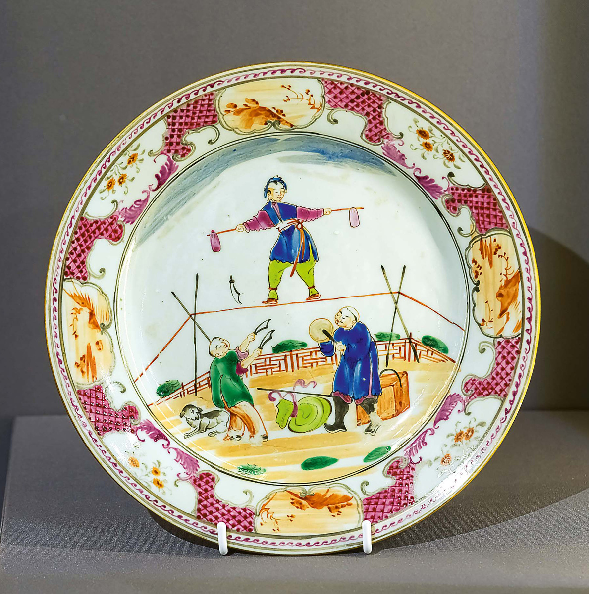 Тарелка с изображением канатоходца. Китай. Частные мастерские (?) Рубеж XVIII–XIX веков. Фарфор, эмали; роспись надглазурная полихромная. Диаметр 23,3 см. Музей-усадьба «Архангельское»