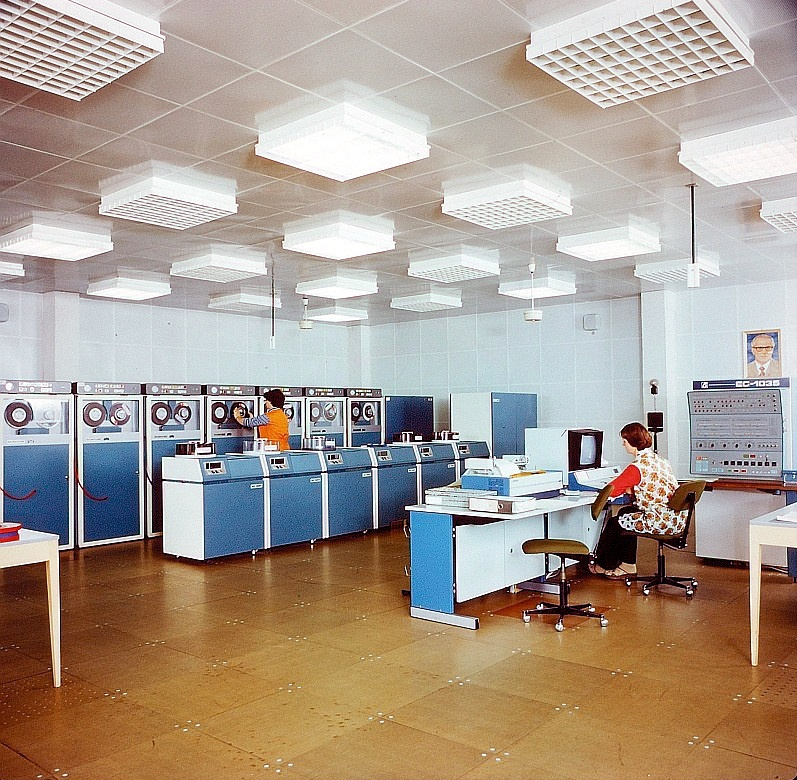 Фото Википедия. Машинный зал с накопитеклями. 