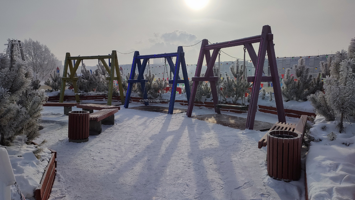 Качели у Торгового центра