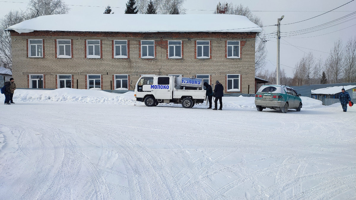 Шла домой и увидела машину, которая торгует разливным молоком и деревенской сметаной