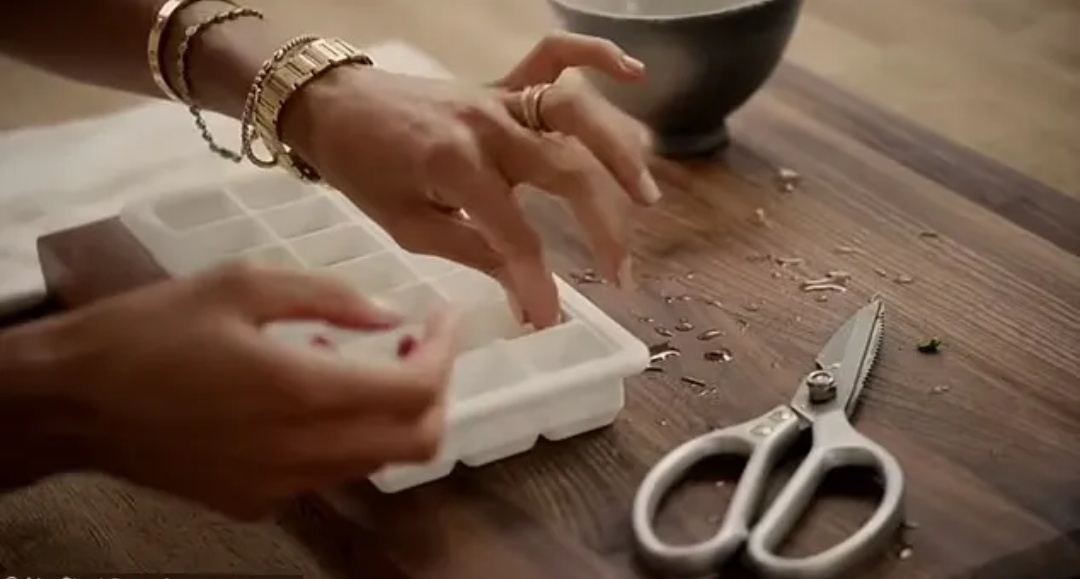 В пятом эпизоде Меган даёт советы о том, как приготовить цветочные кубики льда. Она предупреждает, что не стоит использовать водопроводную воду, так как кубики получатся мутными и вы не увидите лепестки