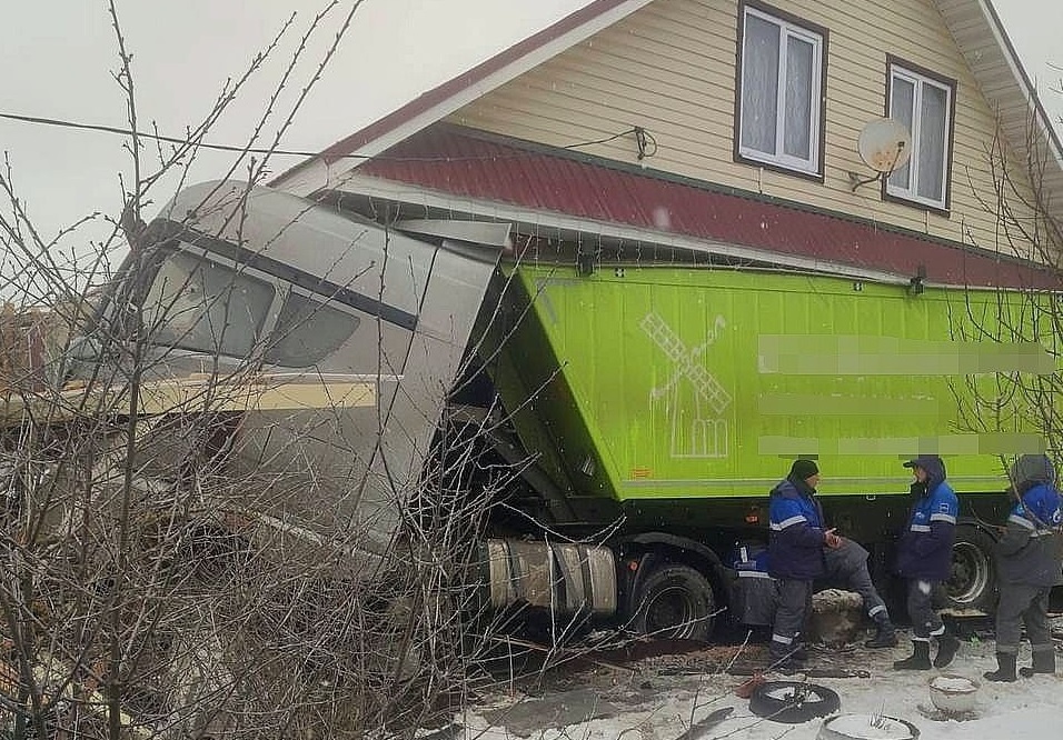    3 марта фура на большой скорости въехала в жилой дом в селе Ломовка