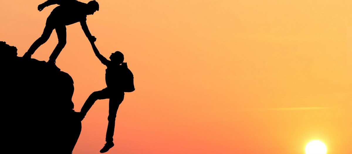 Когда я смотрю на эту картинку (из интернета), вспоминается строчки Высоцкого из "Песни о друге". Жизнь - и правда, как горы... И люди ведут себя в путешествии жизни по-разному... В том числе, по отношению друг к другу.