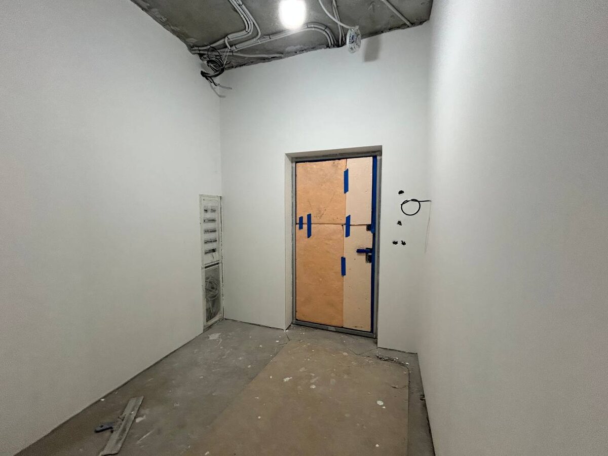 Фото: Дверь закрывают картоном с двух сторон