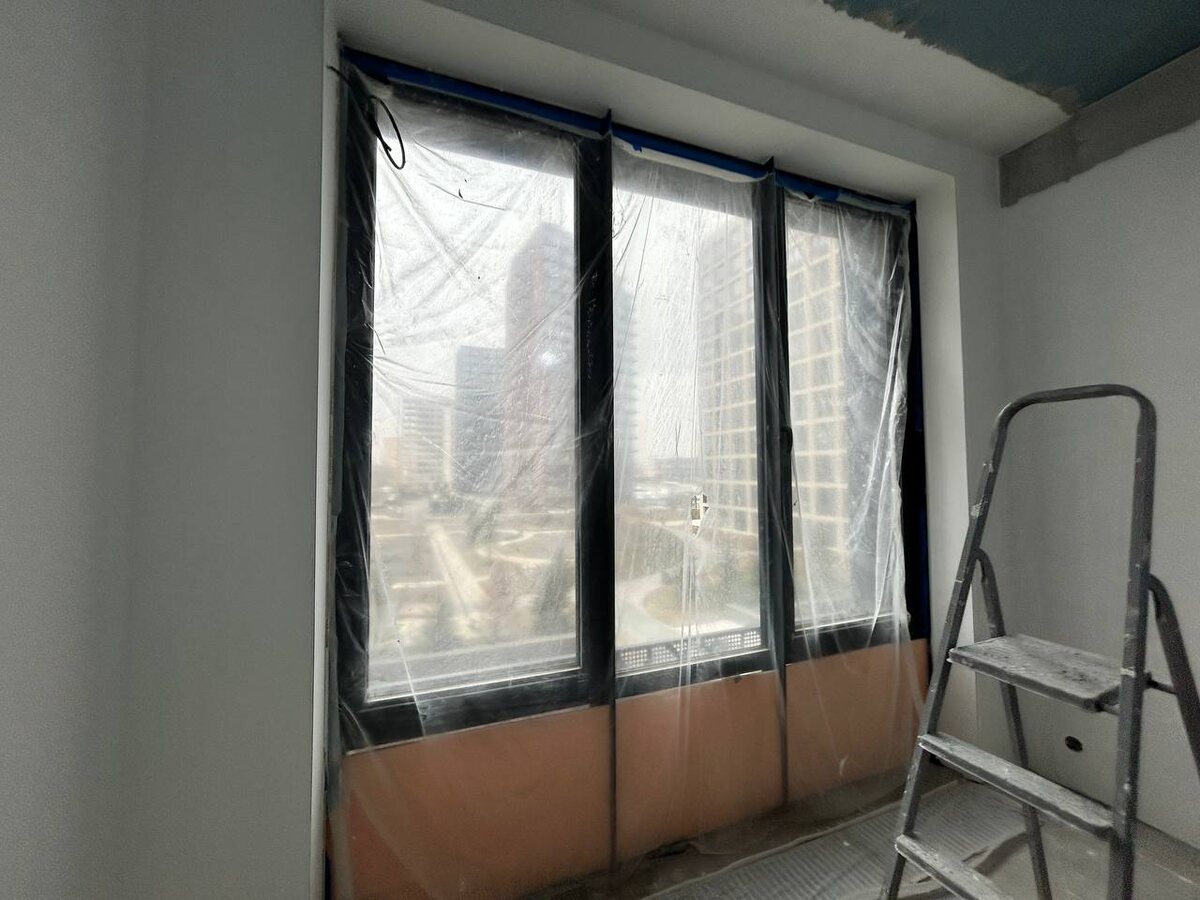 Фото: Окна закрывают, чтобы не появилось сколов и царапин