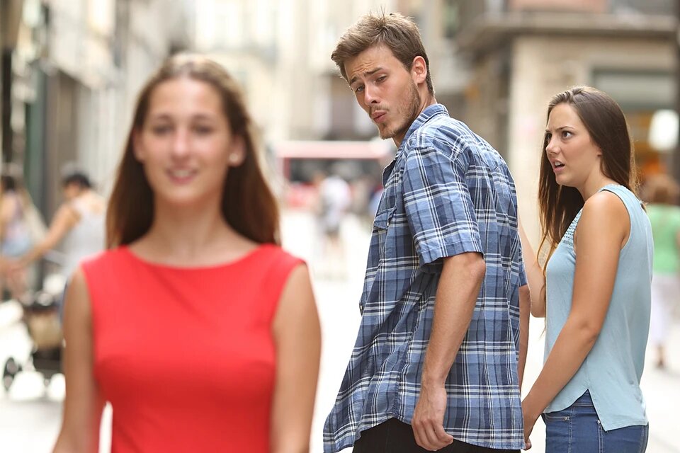 Он оглянулся посмотреть, не оглянулась ли она, чтобы посмотреть не оглянулся ли он... Фото: Shutterstock.