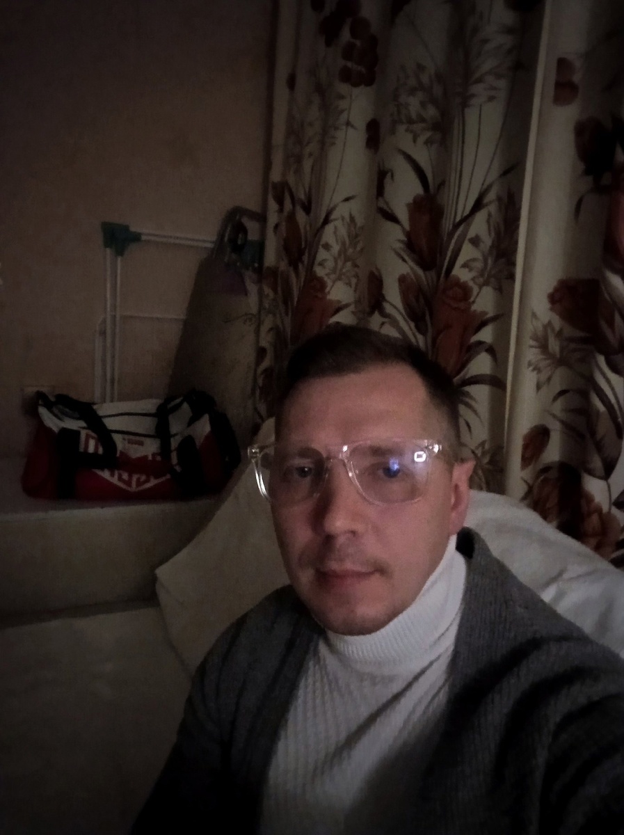 Строки из прошлого.

Всего сутки, с тобою провёл
Но... что-то в душе... вселенский закон
Шепчет мне, чувствую я
Вот он, тот образ, образ тебя
То тепло, видел во снах
Не рассмотрев лица, окутывал страх
Зная теперь, кто в сон мой врывался
Проснувшись сегодня, счастливым остался

Запах твоих волос, после сна
Чувствую в течении всего дня
Ассоциации с запахом майских цветов
В сновидений, ярких тонов
Будто в реалии побывав с тобой
Увидел наш общий прибой
Благодарен, за подаренную порцию дофамина
За выработку во мне, всплеска эндорфина...

Живого общения, с тобою, безумно желал
Услышать твой голос, интерес пробуждал
И вот, этот день, в интриге держит меня
Та самая дата-год двадцать двадцать, двадцать первый день февраля
И вот, ты, уже, жена моя...

.               Комиссаров.И.И.