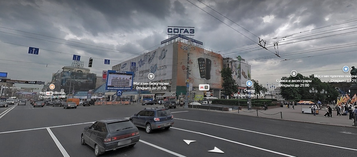 2010 год - огромное кол-во рекламы на зданиях