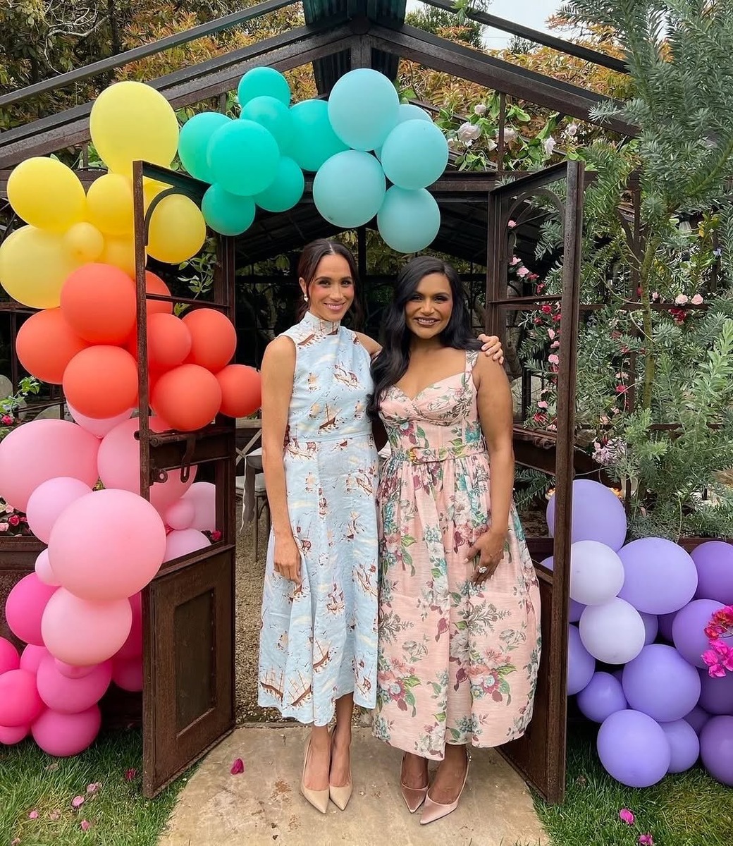    Минди Калинг и Меган Маркл