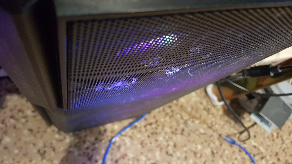 Вы удивитесь, но пыль - не грязь. Она больше белая, чем черная и лучше видна на темном.