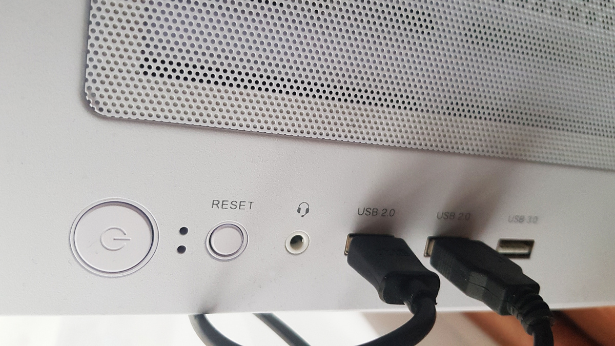 Белый корпус более контрастен в условиях слабого освещения и на нем лучше видно разъемы.