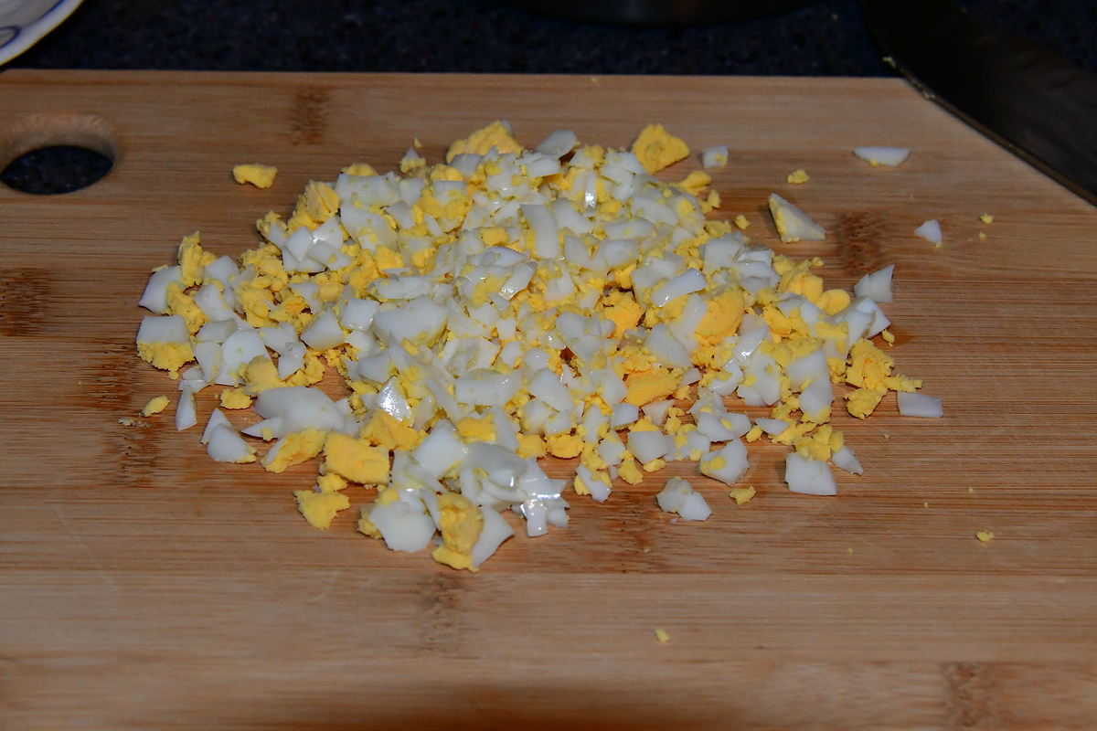 Нарезаем яйца