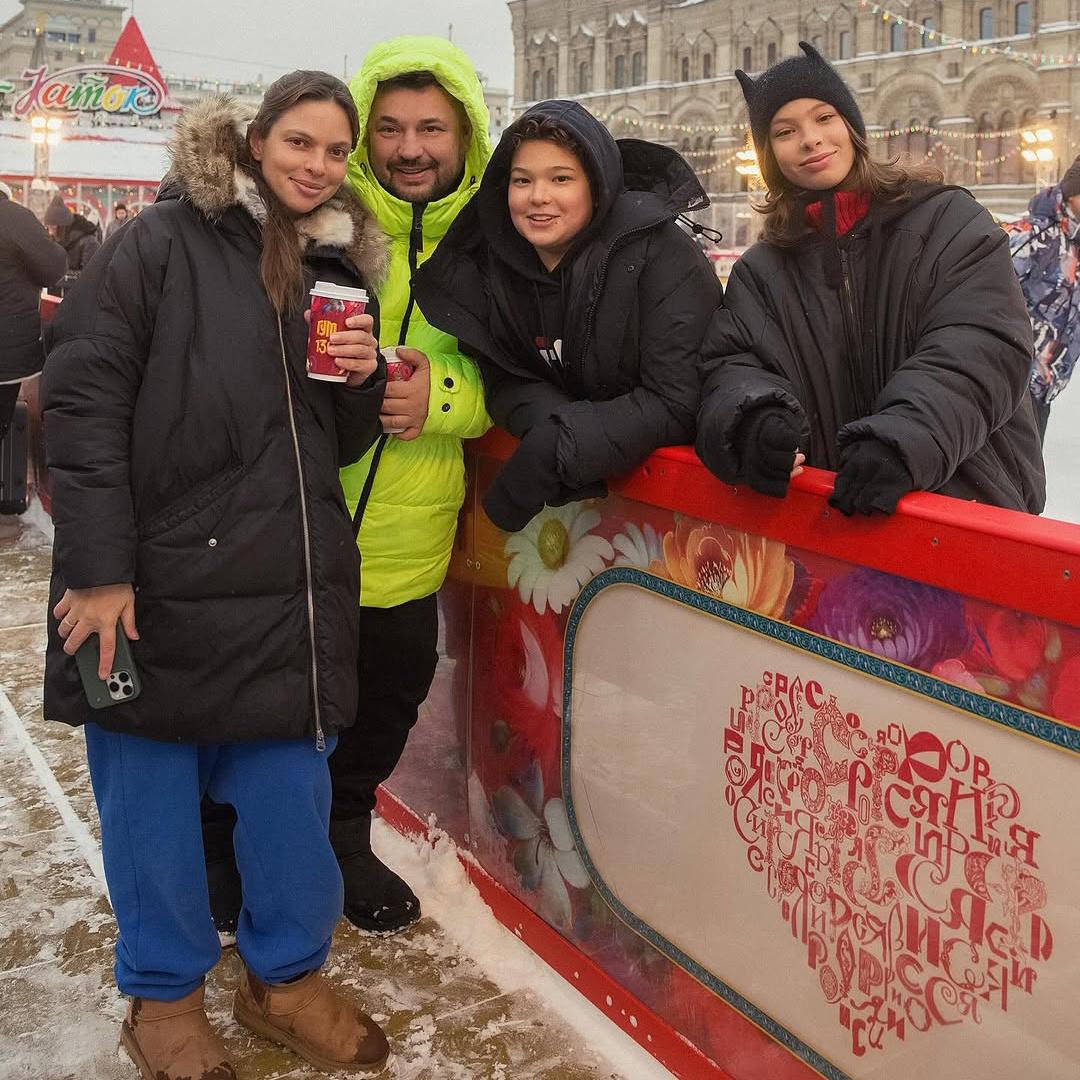 Регина Бурд и Сергей Жуков с детьми