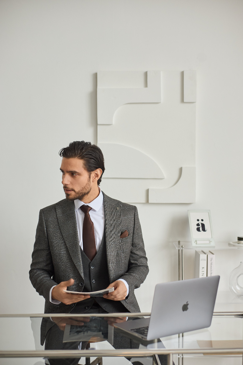 Мужской костюм тройка - является первоочередным предметом одежды тех мужчин, которые хотят выглядеть элегантно, солидно и подчеркнуть собственный статус