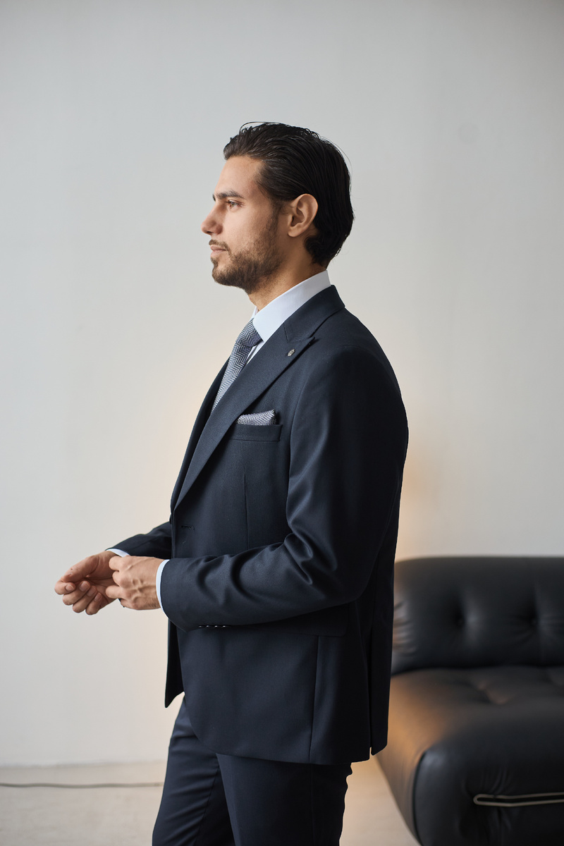 Состав костюма, лаконичный дизайн и классический крой создают строгий образ, который выделяется