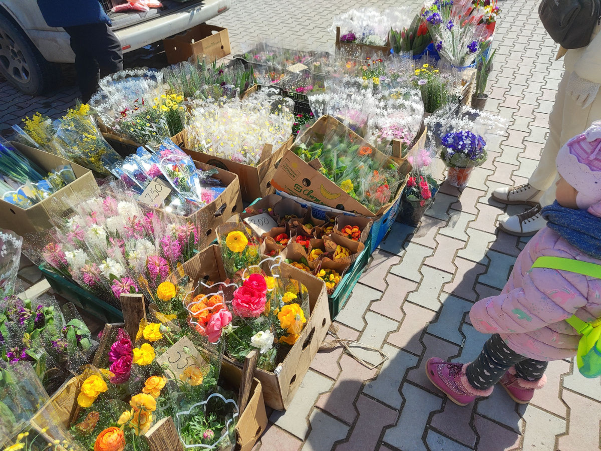 на рынке! явно скоро 8 марта!)