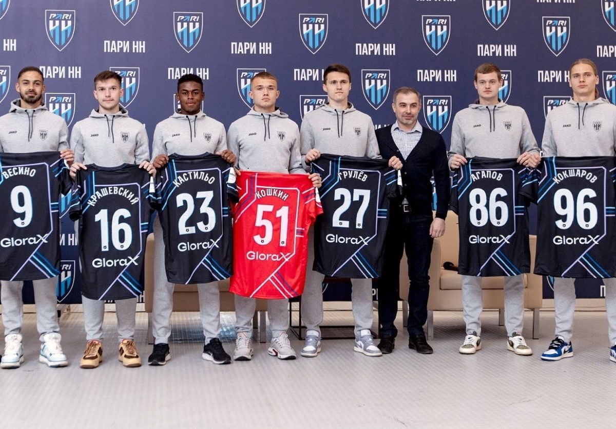    Александр Удальцов и новые футболисты «Пари НН», пришедшие в команду в зимнее трансферное окно