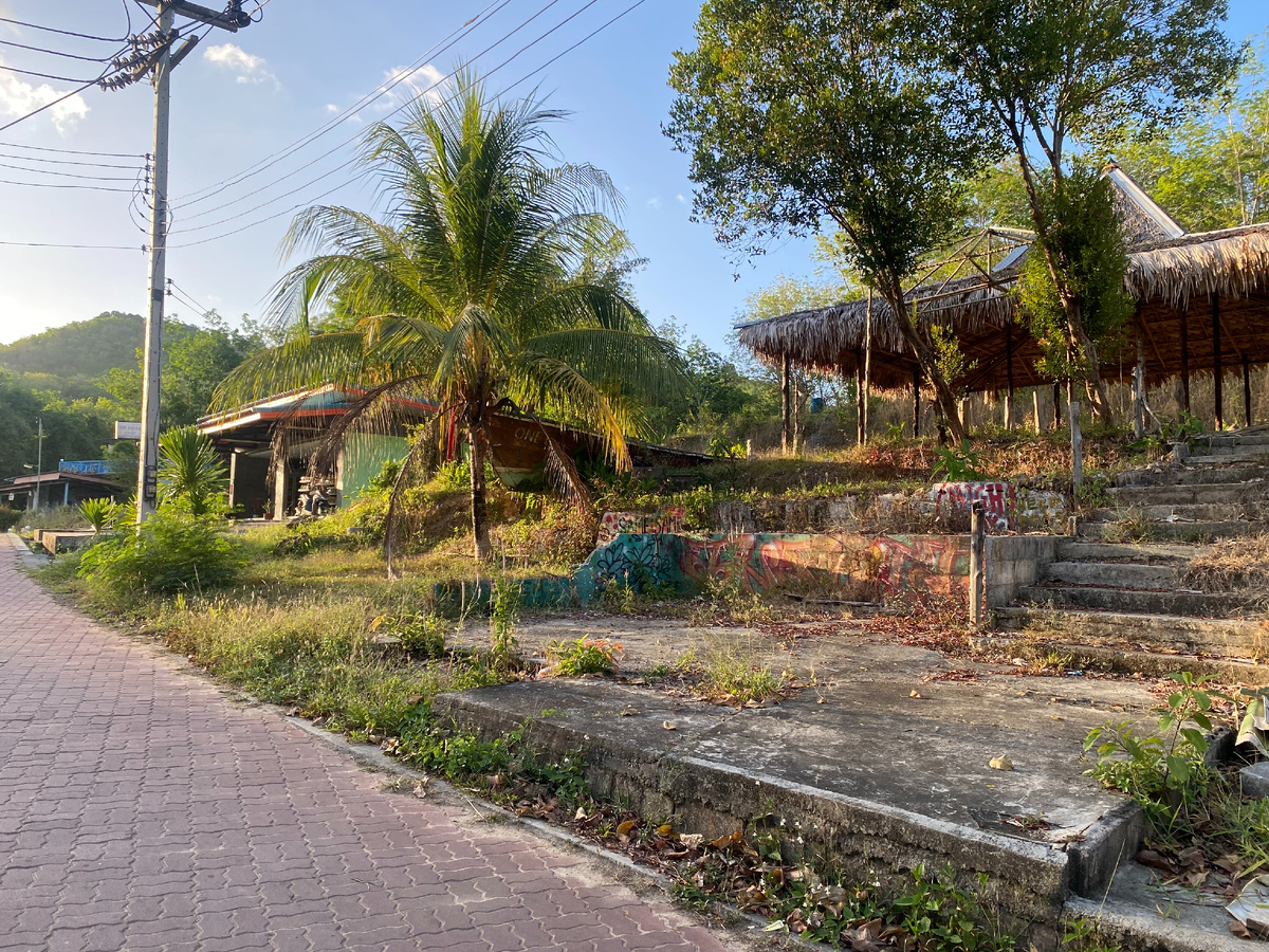 А это место сбора спасшихся от будущего цунами...