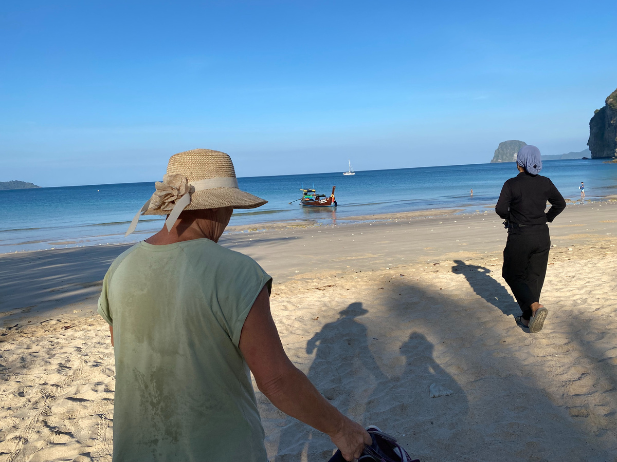 Хозяйка бунгало нас ведёт к "правильному лодочнику"