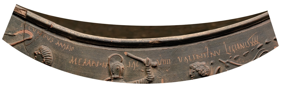 Надпись на вазе.