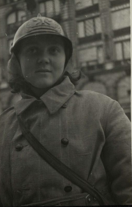 Дуся Маток. Ленинград. Пожарная команда (девушки). 1942 г.