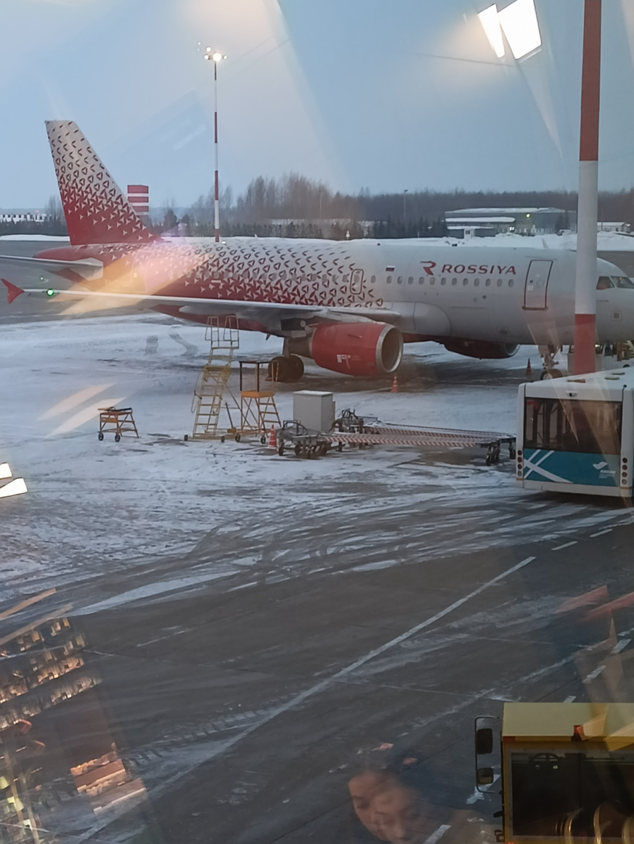 Аэропорт Казань. Фото из окна, во время ожидания рейсв Казань-Санкт Петербург. Февраль 2025 год.