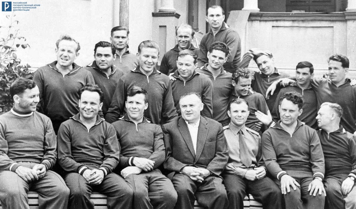 На фото (арх. № 2-383) запечатлен первый отряд космонавтов ЦПК на отдыхе в Сочи в мае 1961 года. Сидят в первом ряду (слева направо): П.Р. Попович, В.В. Горбатко, Е.В. Хрунов, С.П. Королев, Ю.А. Гагарин, Е.А. Карпов (начальник ЦПК), Н.К. Никитин (парашютист-инструктор ЦПК). Стоят во втором ряду: А.А. Леонов, А.Г. Николаев, М.З. Рафиков, Д.А. Заикин, Б.В. Волынов, Г.С. Титов, Г.Г. Нелюбов, В.Ф. Быковский, Г.С. Шонин. В третьем ряду: В.И. Филатьев, И.Н. Аникеев и П.И. Беляев. На фото отсутствуют: А.Я. Карташов (отчислен из отряда 7.04.1961), В.С. Варламов (отчислен из отряда 6.03.1961), В.В. Бондаренко (погиб 23.03.1961) и В.М. Комаров (в это время находился в госпитале).