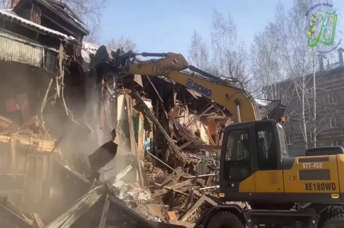    В Томске на Студенческой сносят аварийный дом