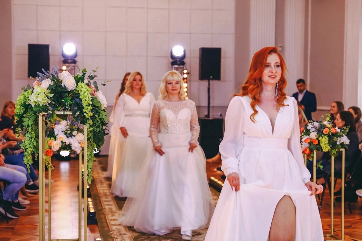 Маргарита идет вторая во время свадебного дефиле. 